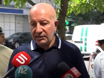 Armenia car importers staging protest outside revenue committee