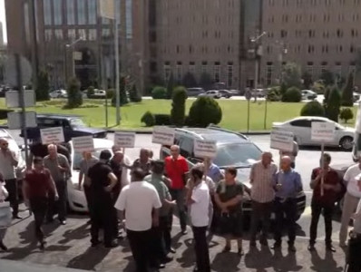 Yerevan neighborhood residents staging protest outside city hall building