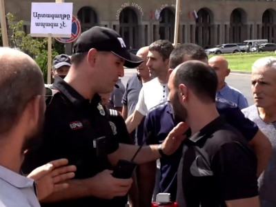 Situation tense near Yerevan Municipality building