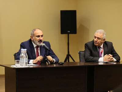Pashinyan meets with representatives of Armenian community of Vladivostok