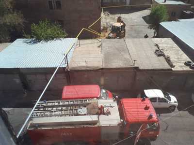 В Ереване трактор повредил газовую трубу во дворе школы
