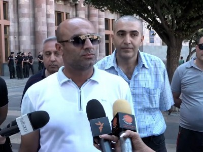 Сотрудники торгового центра «Петак» проводят акцию протеста перед зданием правительства