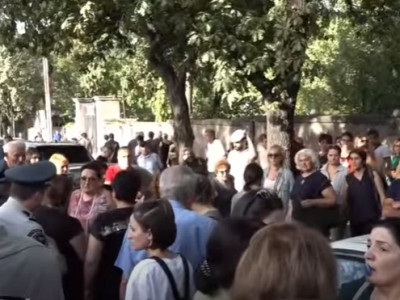 У входа в парламент проходит спонтанная акция протеста против неспособности властей дать отпор Азербайджану