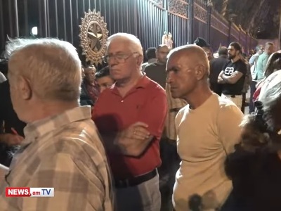Group of citizens holds protest in front of Armenian parliament