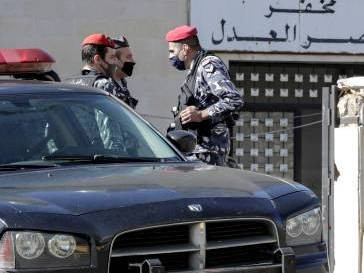 Woman takes bank employees hostage in Beirut