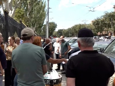 Родители погибших военнослужащих плеснули водой на машину бывшего замминистра обороны