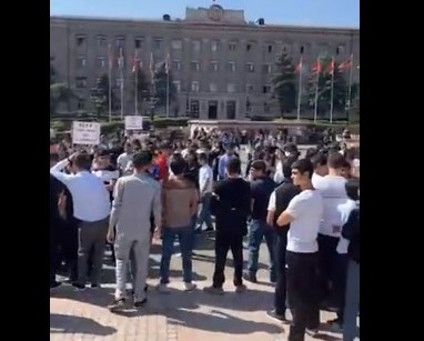 На площади Возрождения Степанакерта проходит митинг