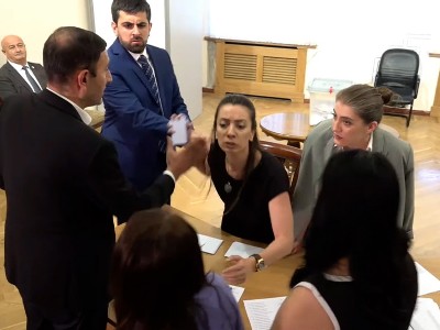 ՔՊ-ական Քրիստինե Պողոսյանը փորձեց ձեռքի հեռախոսով հարվածել լրագրողին