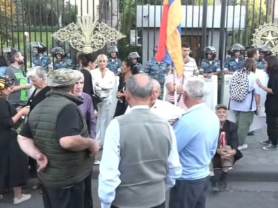 Protests take place in front of Armenian parliament demanding Pashinyan's resignation