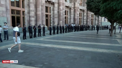 Numerous people assemble outside Armenia government building, demand PM Pashinyan's resignation