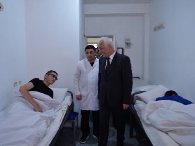 ՀՀ նախագահն այցելել է Սիսիան, տեսակցել վիրավոր զինծառայողներին