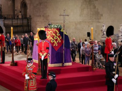 Public farewell to Queen Elizabeth ends in London