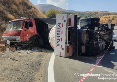 Երևան-Մեղրի ավտոճանապարհին բախվել են «KamAZ»-ն ու հեղուկ գազ տեղափոխող «JAC» ավտոցիստեռնը, որը կողաշրջվել է