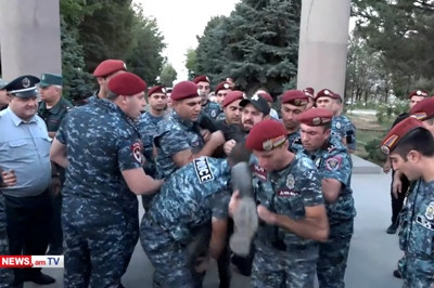 Police special forces at Yerevan military pantheon drag fallen soldiers’ families into custody (PHOTOS)
