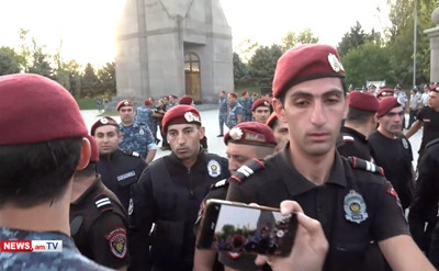 Police obstruct work of reporters at Yerevan military pantheon