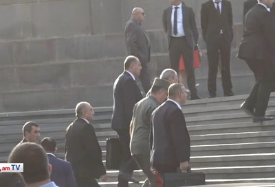 Armenia PM visits Yerevan military pantheon on Independence Day anniversary