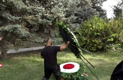 Fallen soldiers’ parents remove wreaths of PM Pashinyan, other officials from Yerevan military pantheon