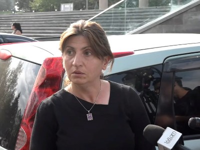Ոստիկանները «Եռաբլուրի» տարածքից հեռացրել են զոհվածների ծնողների ավտոմեքենաները․ զոհվածի մայր