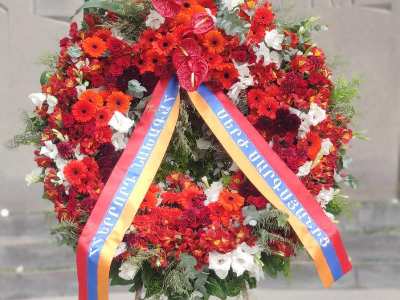 Wreath on behalf of Armenia 3rd President Serzh Sargsyan is laid at Yerevan military pantheon (PHOTOS)