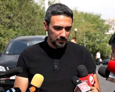 Ինչ է թե մեկը որոշել է հանգիստ լինել, պետք է հարյուրավոր բերետնե՞ր մտնեն «Եռաբլուր»․ Արամ Վարդեւանյան
