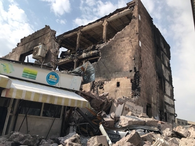 Поврежденный после вчерашнего обрушения в ТЦ «Сурмалу» автомобиль так и не извлекли из-под завалов