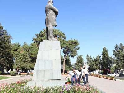 Ստեփանակերտի օրվա առթիվ քաղաքային իշխանությունը ծաղիկներ է խոնարհել Ստեփան Շահումյանի հուշարձանին