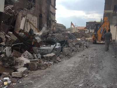 Поврежденный после обрушения в ТЦ «Сурмалу» автомобиль так и не извлекли из-под завалов