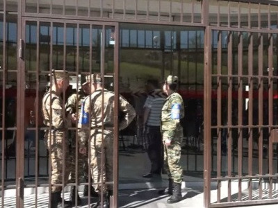 Relatives of Armenia soldiers who went missing in recent Azerbaijan military aggression protest outside MOD
