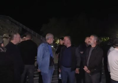 Parents of fallen soldiers gather at Yerablur military pantheon to prevent Pashinyan from entering pantheon