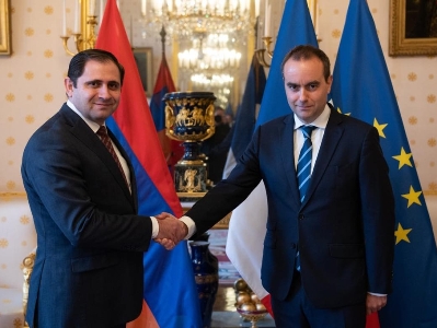Armenia defense minister briefs France colleague on current situation due to Azerbaijan military aggression (PHOTOS)