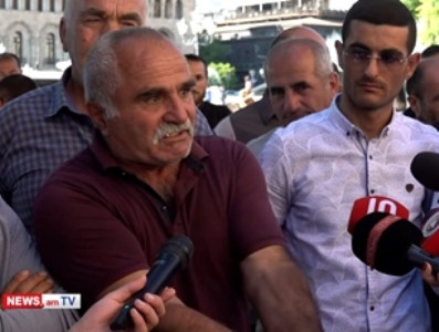 Armenian farmers threaten to burn vineyards and leave harvest outside government building