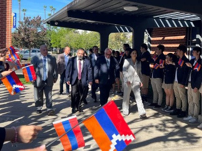 Глава МИД Арцаха посетил Национальную школу Святых мучеников Фероян в Лос-Анджелесе