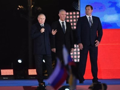 Putin speaks at rally-concert on Red Square: We know to whom we owe today