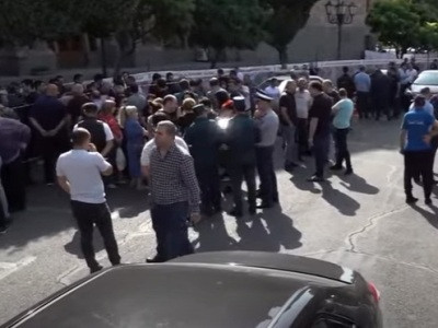 Сотрудники торгового центра «Петак» проводят акцию протеста