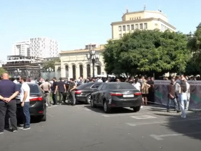 Работники ТЦ «Петак» направились к зданию Инспекционного органа, ответственного за его закрытие