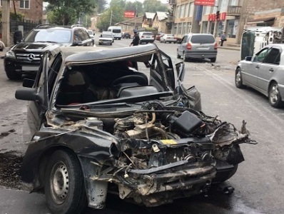 Իջեւանում բախվել են Isuzu բեռնատարը եւ «ՎԱԶ-21010»-ը. վերջինիս վարորդը արգելափակվել է ներսում. Կա 4 վիրավոր
