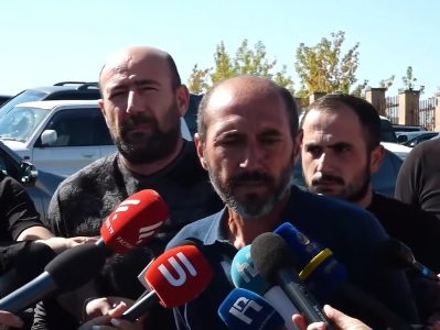 Armenia missing soldier’s relatives stage protest outside MOD