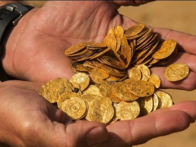 Treasure hunter found 380 silver and gold coins