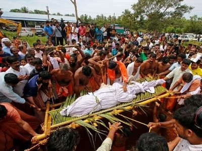 India: Hundreds of people com to funeral of divine crocodile