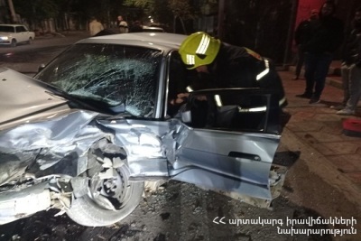 Աշտարակում «BMW»-ն բախվել է կայանած «Kia sorento»-ին․ 3 երիտասարդներ հոսպիտալացվել են