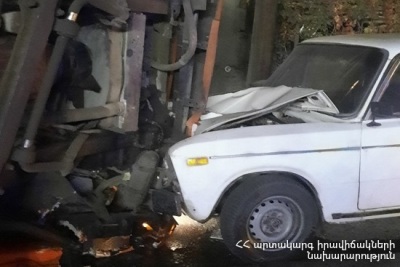 «KamAZ»-ը բախվել է ծառին, գազատար խողովակին, էլ․ սյանը, ապա կողաշրջվել՝ բախվելով կայանած 2 մեքենայի