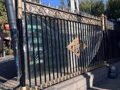 Продолжаются работы по обновлению перил Академического театра оперы и балета Армении