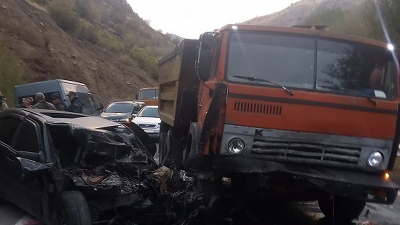 Երևան-Մեղրի ճանապարհին բախվել են «Mercedes-Benz»-ը և «KamAZ»-ը. «Mercedes»-ի վարորդն արգելափակվել է մեքենայում