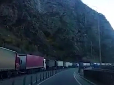 Լարսի անցակետի վրացական կողմում բեռնատարների մի քանի կիլոմետրանոց հերթ է