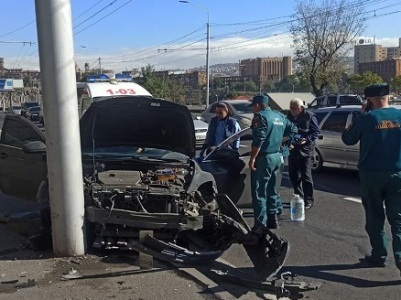Իսակովի պողոտայում « Mazda 6»-ը բախվել է սյանը. Վարորդը վիրավոր է