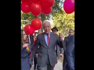 Оппозиционные депутаты вручили президенту Армении красный шар – символ вражеских Bayraktar