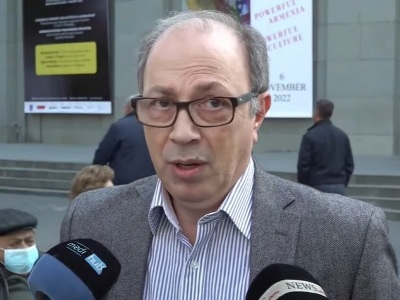 Ара Айвазян на площади Франции: Решение карабахского вопроса должно основываться на праве арцахцев на самоопределение