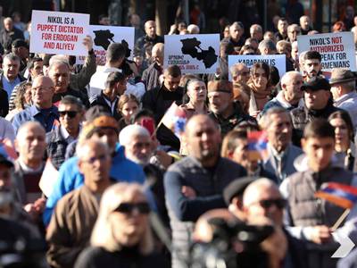 Митинг единства в поддержку Арцаха на площади Франции в Ереване начался под звуки трубы и с молитвы