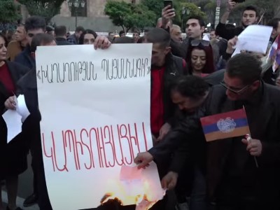Участники ереванского шествия сожгли большой плакат с надписью «Мирный договор» капитуляция»