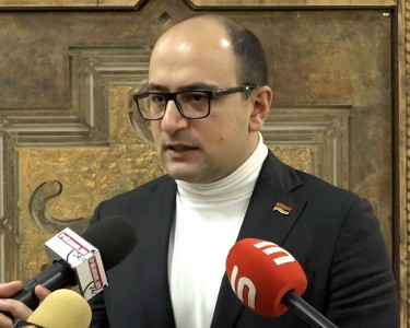 Оппозиционер обратился к соратникам Пашиняна: Он всех вас пустит по миру